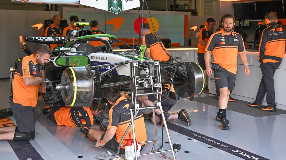 Der McLaren von Lando Norris aufgebockt in der Box Der McLaren von Lando Norris aufgebockt in der Box