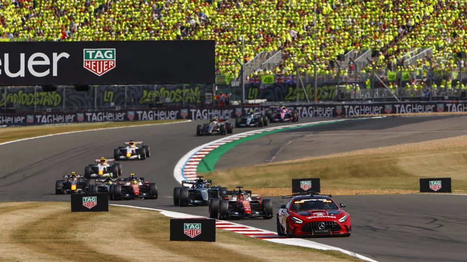 Das F1-Feld hinter dem Safety Car Das F1-Feld hinter dem Safety Car