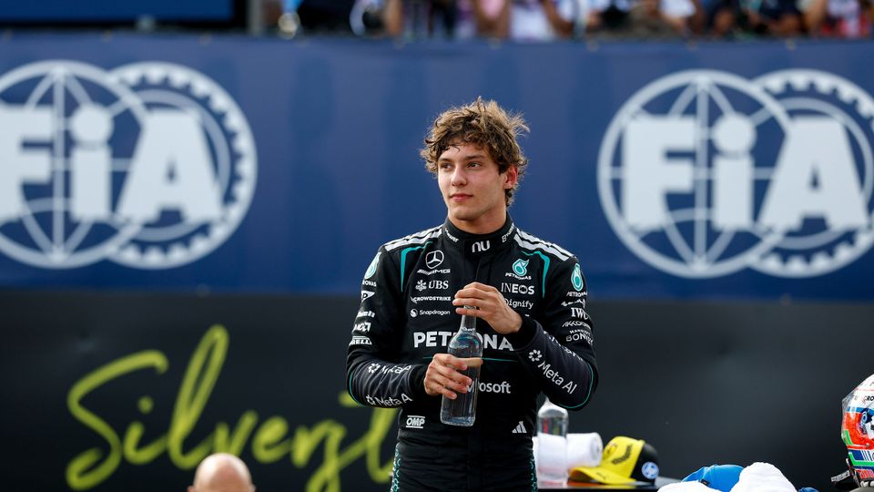 Andrea Kimi Antonelli (Mercedes) nach dem Qualifying beim Formel-1-GP in Silverstone (Großbritannien) 2026; Portrait