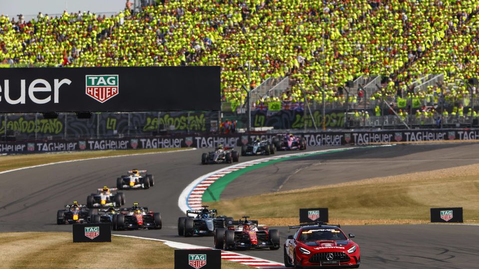 Feld fährt hinter dem Safety Car Feld fährt hinter dem Safety Car