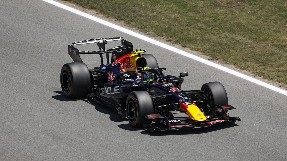 Der Red Bull mit offenem Heckflügel in Barcelona

