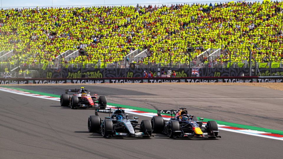 George Russell kämpft gegen Red Bull und Ferrari vor Fankulisse