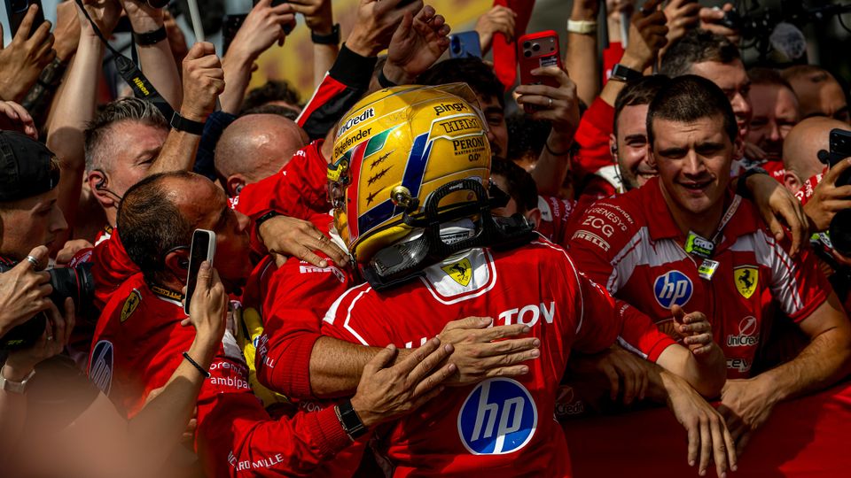 Lewis Hamilton fällt seiner Crew in Silverstone in die Arme