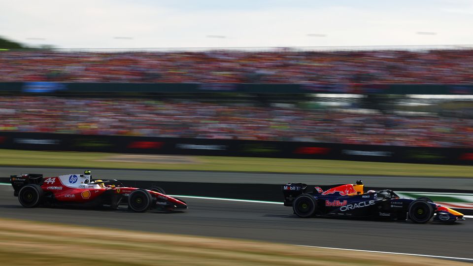 Lewis Hamilton und Max Verstappen auf der Strecke Lewis Hamilton und Max Verstappen auf der Strecke