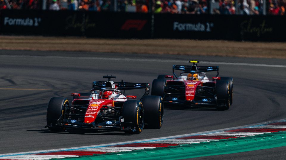 Charles Leclerc vor Lewis Hamilton