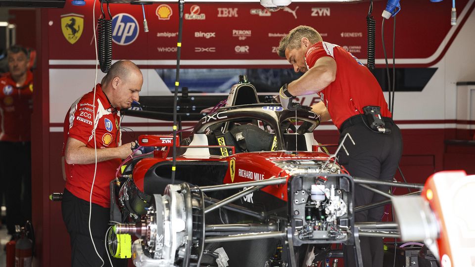 Arbeiten an einem Ferrari in der Box