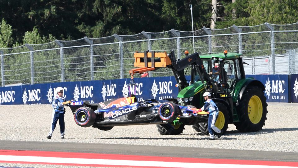 Max Verstappen (Red Bull Racing) nach seinem Unfall im Qualifying der Formel 1 in Spielberg (Österreich)