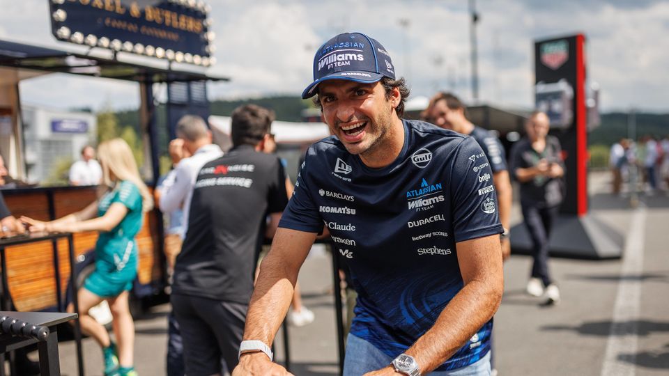 Carlos Sainz (Williams) auf dem E-Roller im Formel-1-Paddock von Spa-Francorchamps (Belgien) Carlos Sainz (Williams) auf dem E-Roller im Formel-1-Paddock von Spa-Francorchamps (Belgien)
