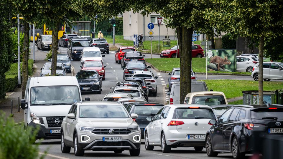 Stark befahrene Straße Stark befahrene Straße