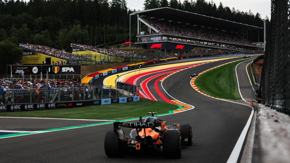 Lando Norris in der Anfahrt auf Eau Rouge