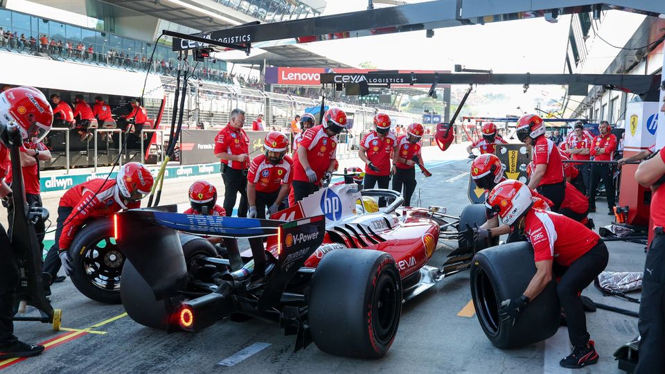 Lewis Hamilton (Ferrari) bei einem Boxenstopp bei der Formel 1 in Spa-Francorchamps (Belgien) 2026 Lewis Hamilton (Ferrari) bei einem Boxenstopp bei der Formel 1 in Spa-Francorchamps (Belgien) 2026