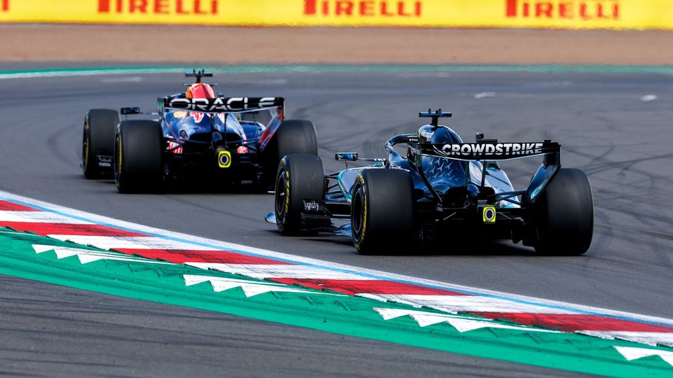 George Russell jagt Max Verstappen
