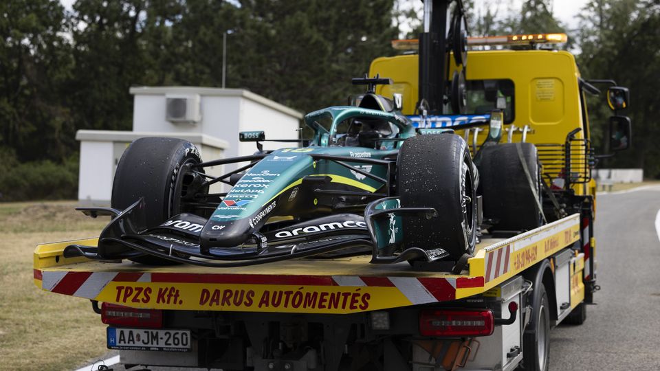 Der kaputte Aston Martin von Lance Stroll auf dem Abschlepp-Laster Der kaputte Aston Martin von Lance Stroll auf dem Abschlepp-Laster
