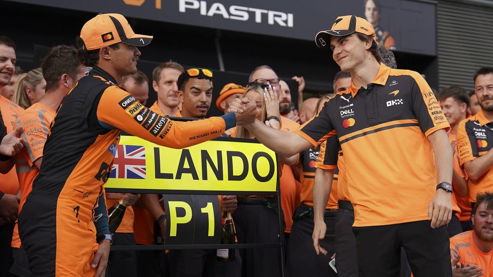 Oscar Piastri und Lando Norris geben sich in Ungarn die Hand Oscar Piastri und Lando Norris geben sich in Ungarn die Hand