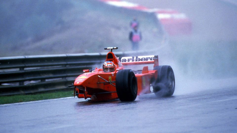 Michael Schumacher mit drei Rädern nach Crash auf dem Weg an die Box
