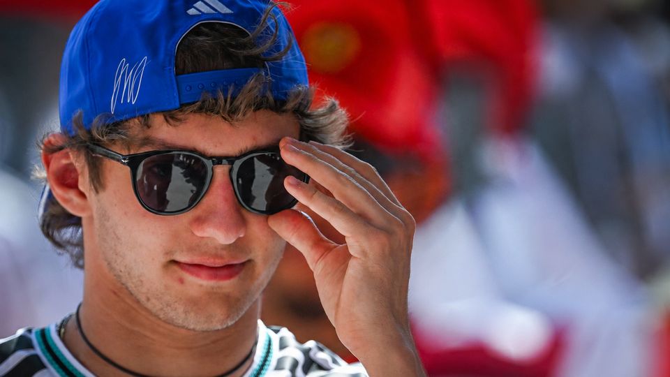 Kimi Antonelli mit Sonnenbrille und guter Laune Kimi Antonelli mit Sonnenbrille und guter Laune