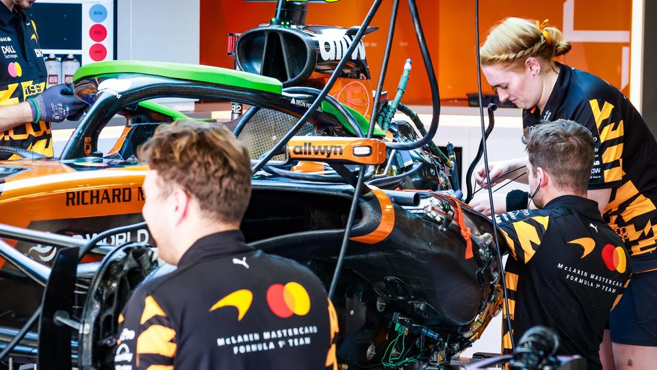 McLaren-Mechaniker arbeiten am Formel-1-Auto