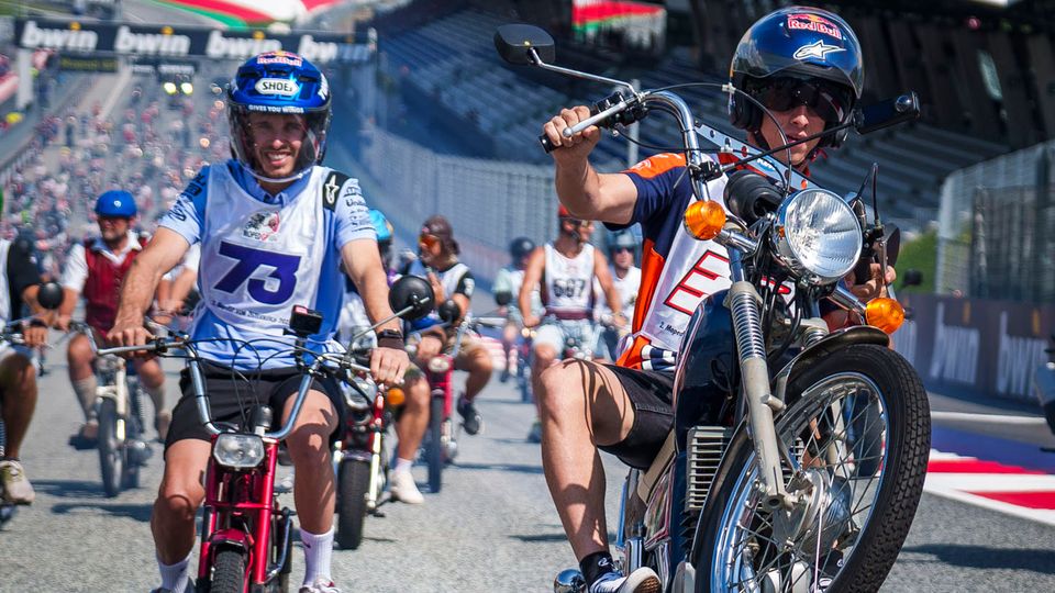 Bereits am Donnerstag vor dem Rennen heulen die Motoren auf, wie hier Pedro Acosta und Alex Marquez Bereits am Donnerstag vor dem Rennen heulen die Motoren auf, wie hier Pedro Acosta und Alex Marquez