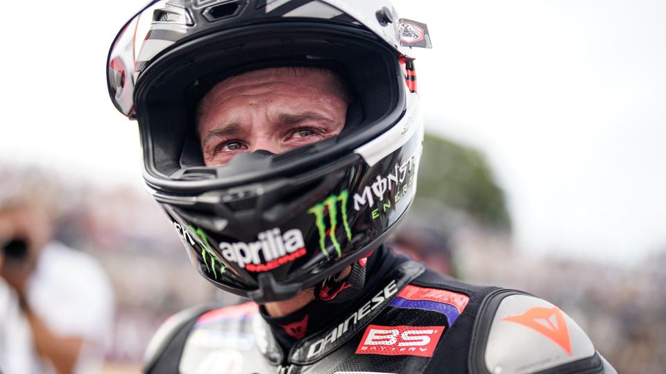 Marco Bezzecchi unter Tränen am Sprintpodium von Silverstone Marco Bezzecchi unter Tränen am Sprintpodium von Silverstone