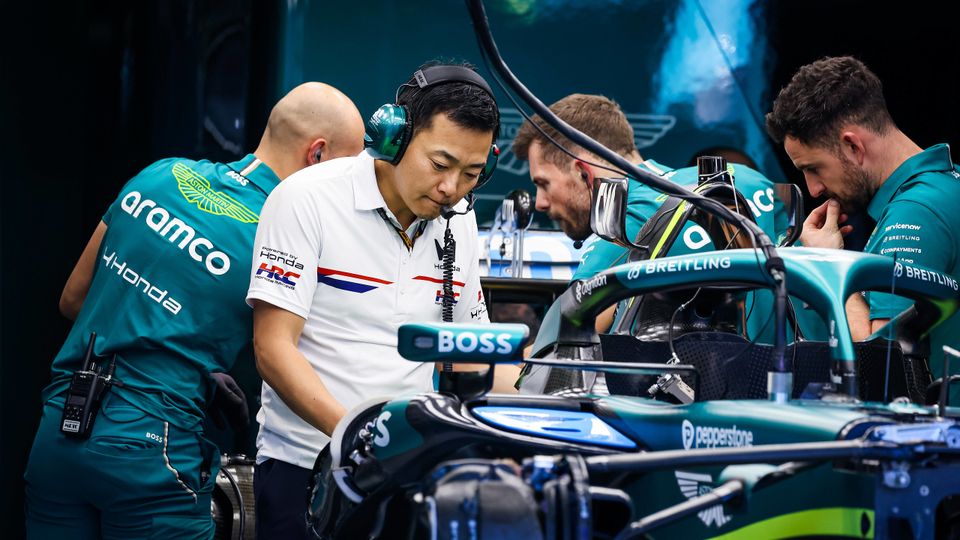 Honda-Ingenieure arbeiten am Motor im Heck des Aston Martin AMR26 Honda-Ingenieure arbeiten am Motor im Heck des Aston Martin AMR26