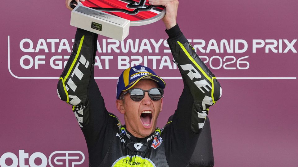 Raul Fernandez jubelt über seinen MotoGP-Sieg in Silverstone Raul Fernandez jubelt über seinen MotoGP-Sieg in Silverstone