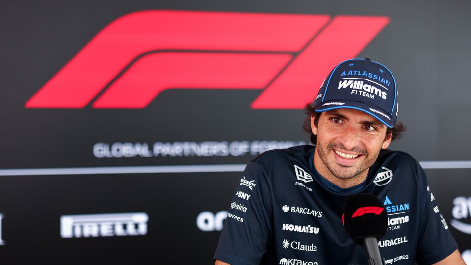 Carlos Sainz im TV-Pen bei einem Formel-1-Rennen; Portrait Carlos Sainz im TV-Pen bei einem Formel-1-Rennen; Portrait