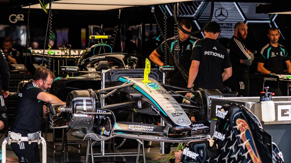 Mercedes-Crew arbeitet in der Box am Auto Mercedes-Crew arbeitet in der Box am Auto