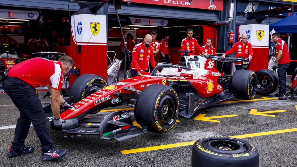 Der geupdatete Ferrari wird in Zandvoort in die Boxengasse geschoben Der geupdatete Ferrari wird in Zandvoort in die Boxengasse geschoben