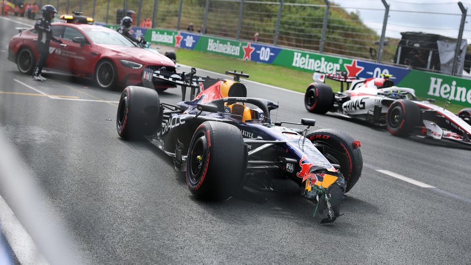 Max Verstappens verunfallter Red Bull am Sonntag bei der Formel 1 in den Niederlanden Max Verstappens verunfallter Red Bull am Sonntag bei der Formel 1 in den Niederlanden