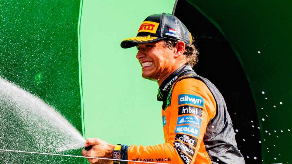 Lando Norris jubelt nach seinem Sieg in Zandvoort Lando Norris jubelt nach seinem Sieg in Zandvoort