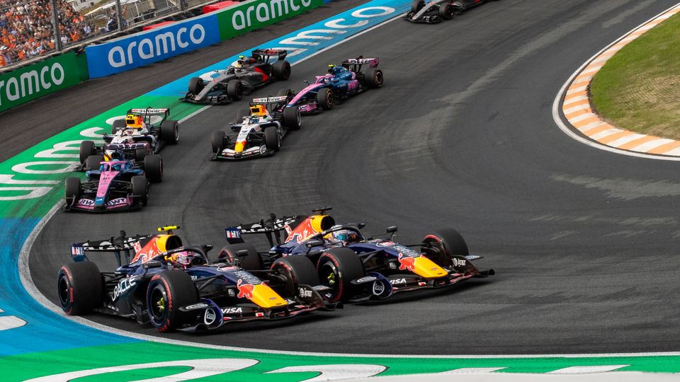Liam Lawson und Max Verstappen für Red Bull in Zandvoort nebeneinander.