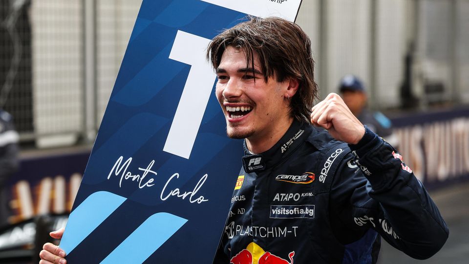 Red-Bull-Junior Nikola Tsolov (Campos Racing) nach dem Sieg beim F2-Hauptrennen in Monaco (Monte Carlo) 2026 Red-Bull-Junior Nikola Tsolov (Campos Racing) nach dem Sieg beim F2-Hauptrennen in Monaco (Monte Carlo) 2026