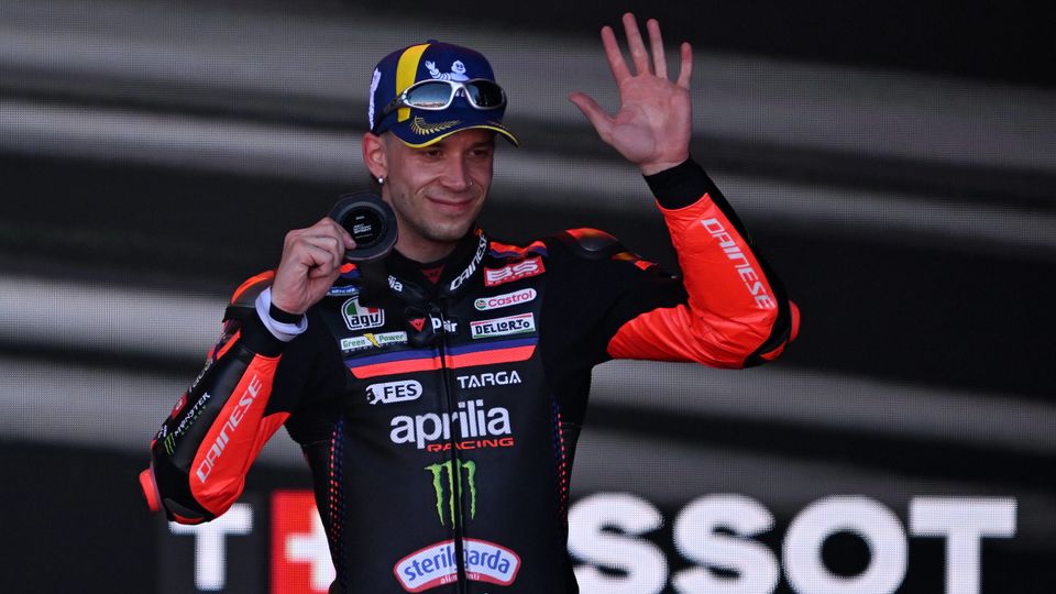 Marco Bezzecchi bejubelt sein Podium im MotoGP-Sprint von Aragon. Marco Bezzecchi bejubelt sein Podium im MotoGP-Sprint von Aragon.
