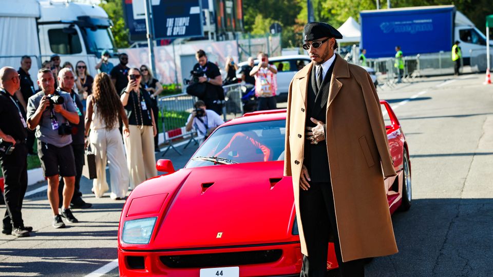 Lewis Hamilton kommt mit seinem Ferrari F40 am Donnerstag in Monza an der Strecke an Lewis Hamilton kommt mit seinem Ferrari F40 am Donnerstag in Monza an der Strecke an