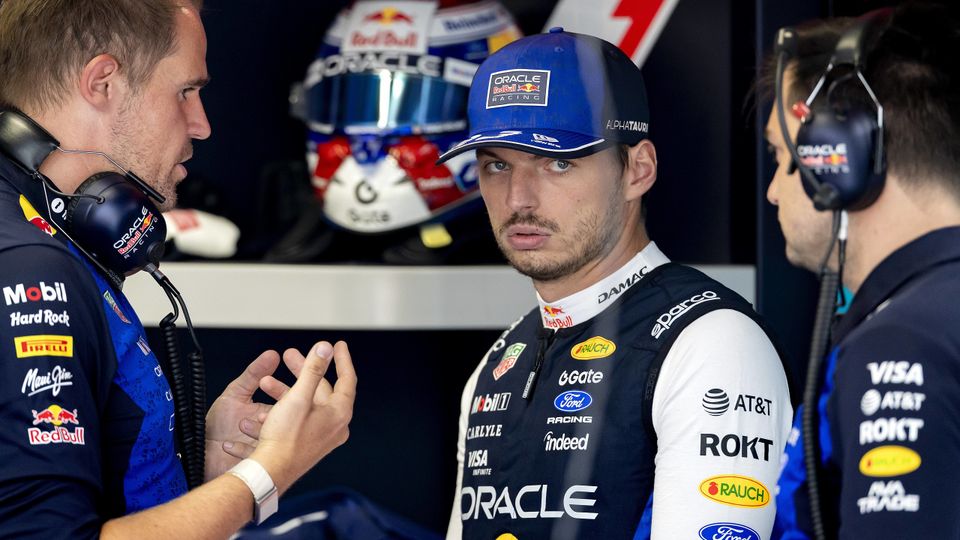 Max Verstappen mit Ingenieuren in der Box