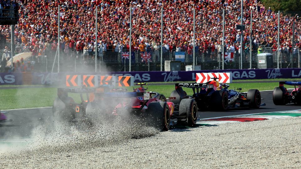 Lewis Hamilton fährt durch den Kies Lewis Hamilton fährt durch den Kies