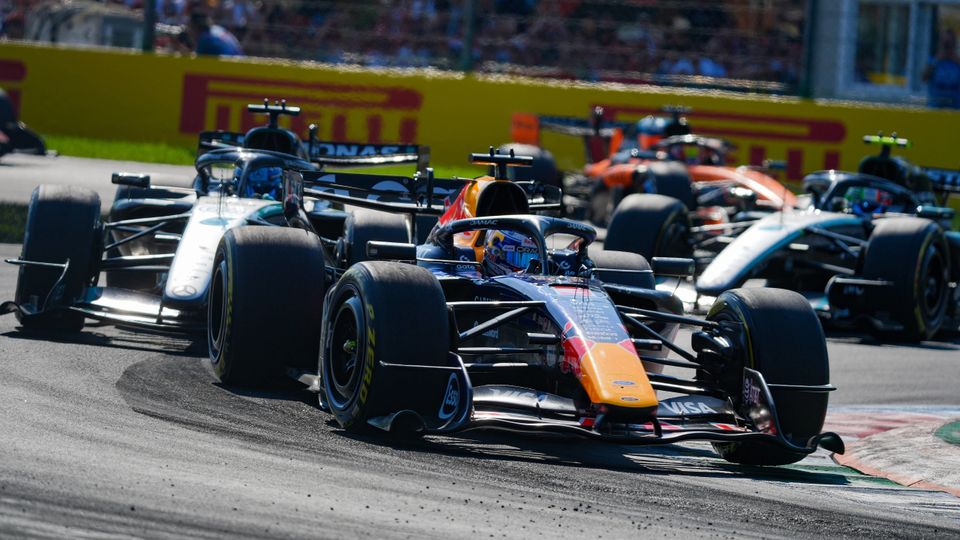 Max Verstappen verteidigt sich gegen die Mercedes