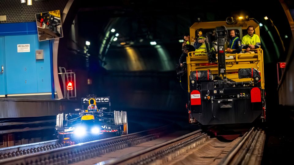 Red Bull Racing Bolide an einer Station der Metro Madrid vorbei Red Bull Racing Bolide an einer Station der Metro Madrid vorbei