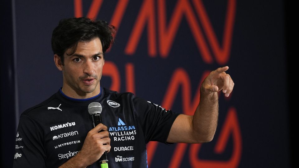 Carlos Sainz (Williams) bei der Präsentation für das Formel-1-Rennen am Madring in Madrid (Spanien) ab 2026 Carlos Sainz (Williams) bei der Präsentation für das Formel-1-Rennen am Madring in Madrid (Spanien) ab 2026
