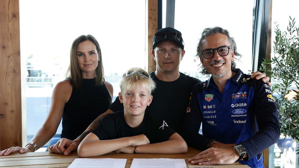 Robin Räikkönen mit seinen Eltern und Red-Bull-Teamchef Laurent Mekies Robin Räikkönen mit seinen Eltern und Red-Bull-Teamchef Laurent Mekies