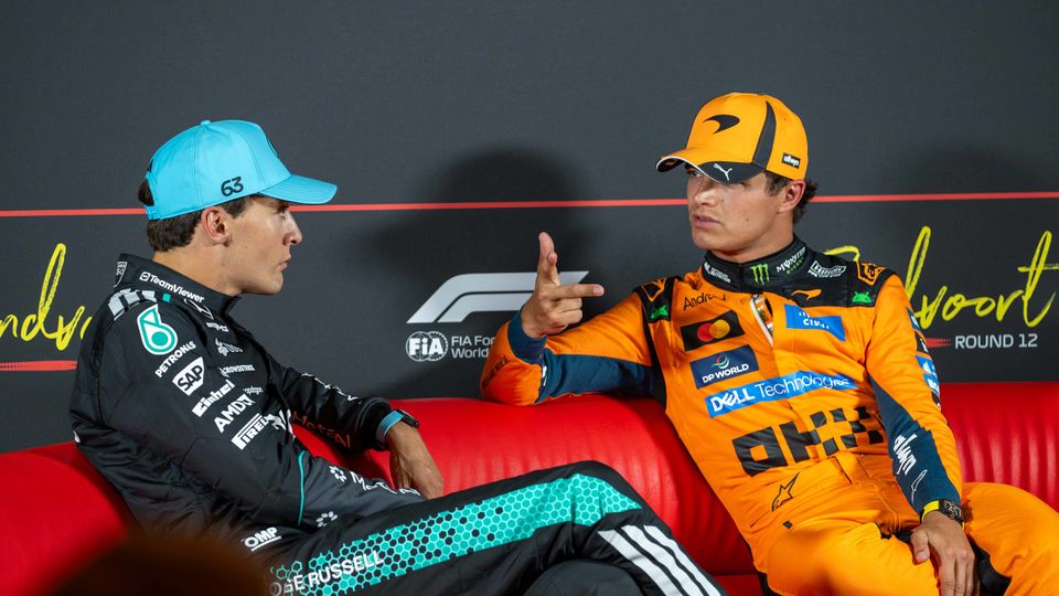 George Russell und Lando Norris im Gespräch bei der Pressekonferenz in Zandvoort