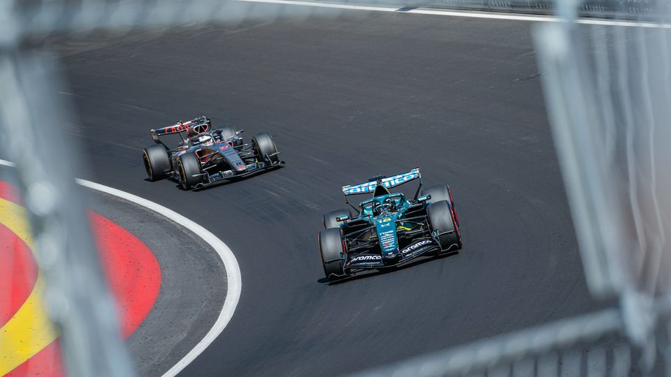 Lance Stroll (Aston Martin) und Nico Hülkenberg (Audi) in der Monumental-Kurve bei der Formel 1 in Madrid (Spanien-GP)