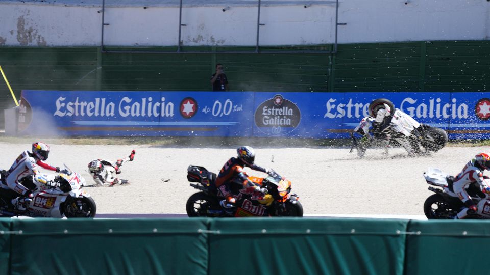 Marco Bezzecchi stürzt in Misano.