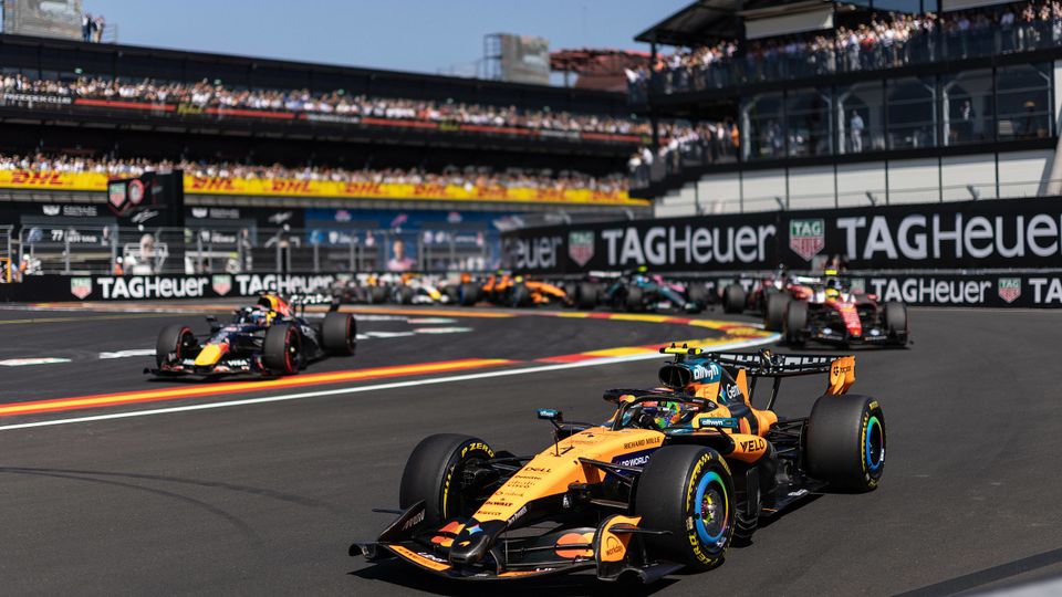 Start in das Formel-1-Rennen in Madrid: Lando Norris (McLaren) im Vordergrund, Max Verstappen (Red Bull) in der Auslaufzone