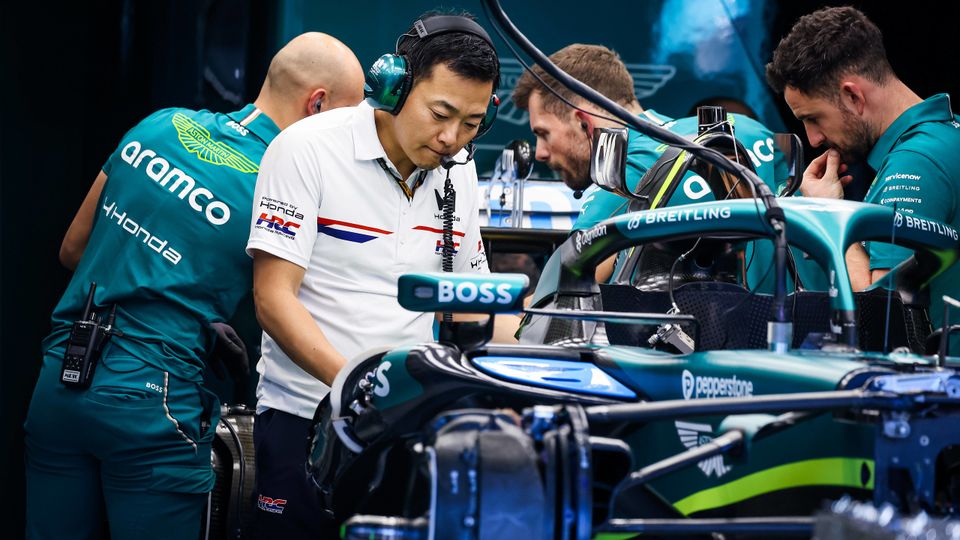Honda-Ingenieure arbeiten am Motor von Aston Martin