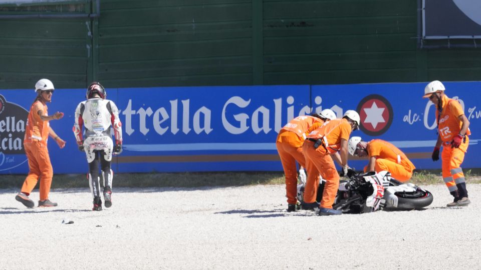 Marco Bezzecchi nach seinem Sturz im MotoGP-Rennen von Misano Marco Bezzecchi nach seinem Sturz im MotoGP-Rennen von Misano