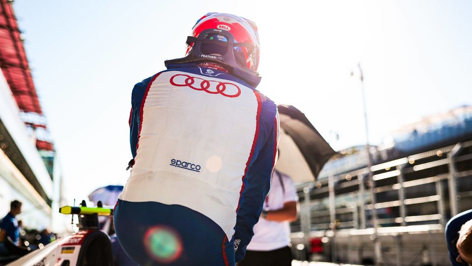 Freddie Slater (Trident) steigt beim Saisonfinale in Madrid (Spanien) in sein Formel-3-Auto Freddie Slater (Trident) steigt beim Saisonfinale in Madrid (Spanien) in sein Formel-3-Auto
