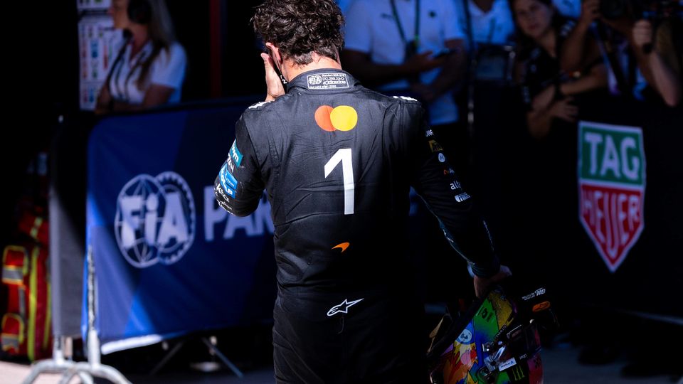 Lando Norris geht bedrückt zum FIA Panel Lando Norris geht bedrückt zum FIA Panel