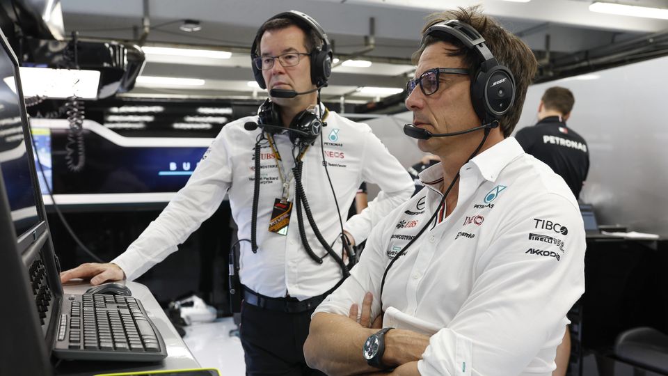 Mike Elliott und Toto Wolff in der Mercedes-Box Mike Elliott und Toto Wolff in der Mercedes-Box