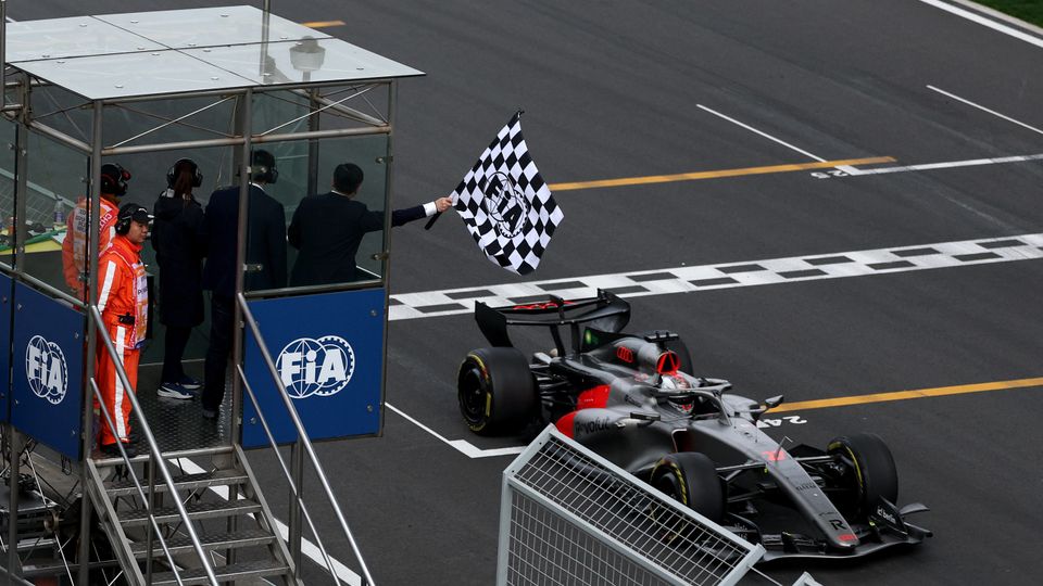 Nico Hülkenberg sieht die Zielflagge Nico Hülkenberg sieht die Zielflagge